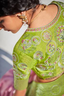 Pink woven silk saree with blouse 5