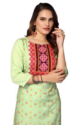 Mohvogue Women's Green Printed Poly Crepe Kurta. 1