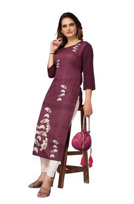 Mohvogue Women's Maroon Floral Print Poly Crepe Kurta. 5