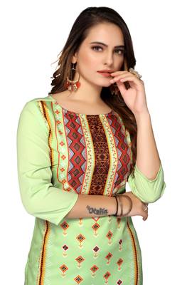 Mohvogue Women's Green Geometric Print Poly Crepe Kurta. 1