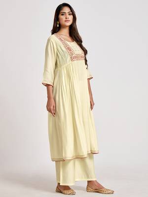 Off-white embroidered chanderi salwar 3