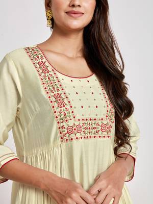 Off-white embroidered chanderi salwar 4