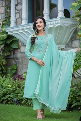 Green Embroidered Silk Kurta Pant Set With Dupatta (Set of 3) 1