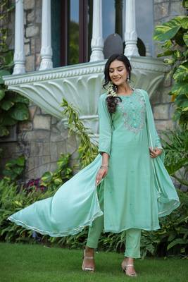 Green Embroidered Silk Kurta Pant Set With Dupatta (Set of 3) 3