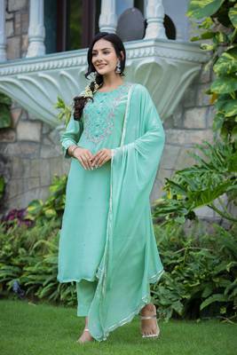 Green Embroidered Silk Kurta Pant Set With Dupatta (Set of 3) 4