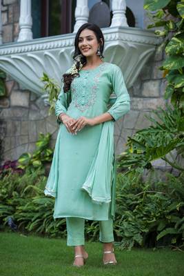 Green Embroidered Silk Kurta Pant Set With Dupatta (Set of 3) 8