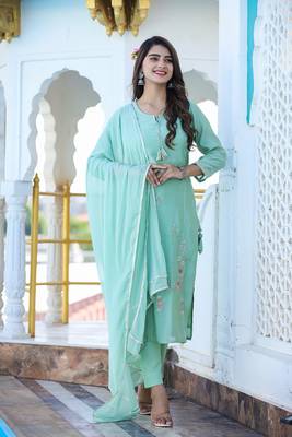 Green Embroidered Silk Kurta Pant Set With Dupatta (Set of 3) 1