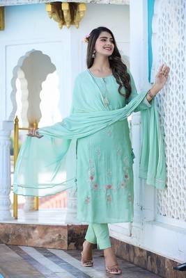 Green Embroidered Silk Kurta Pant Set With Dupatta (Set of 3) 3