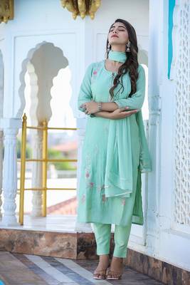Green Embroidered Silk Kurta Pant Set With Dupatta (Set of 3) 4