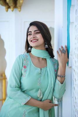 Green Embroidered Silk Kurta Pant Set With Dupatta (Set of 3) 6