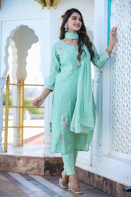 Green Embroidered Silk Kurta Pant Set With Dupatta (Set of 3) 7