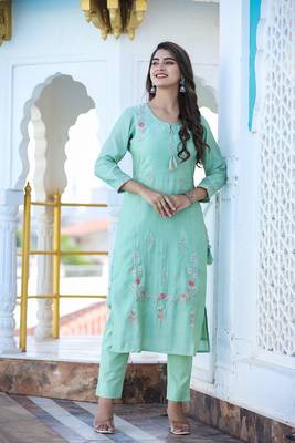 Green Embroidered Silk Kurta Pant Set With Dupatta (Set of 3) 8
