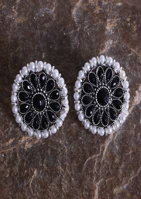 ROUND BLACK AND WHITE PEARL STUDS 2 SET 2