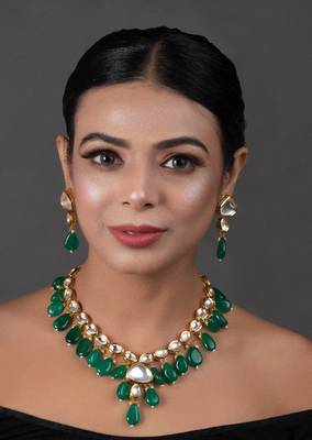 Emerald Beaded Gold Toned Kundan Necklace With Earrings 1