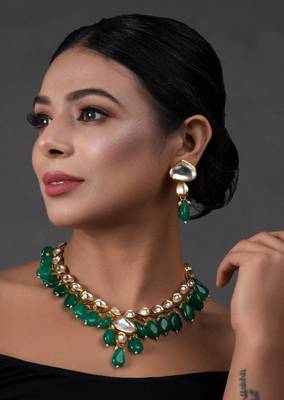 Emerald Beaded Gold Toned Kundan Necklace With Earrings 3