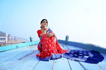 Red woven georgette saree with blouse 4