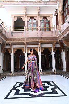 Pink woven kanchipuram silk blend saree with blouse 3