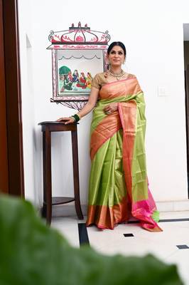 Green woven Faux kanchipuram silk saree with blouse 4