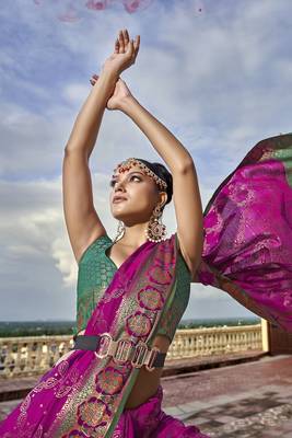 Magenta woven silk saree with blouse 2