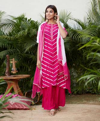 Fuschia Leheriya Kurta With Solid Pallazos And Ombre Dupatta 3