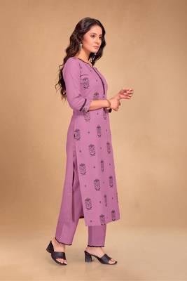Style Samsara Foil Printed cotton blend kurti with pant 3