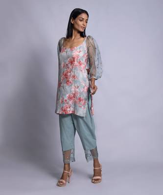 Medly Of Dove-Grey And Coral-Red Tunic With Straight Pants And A Dupatta 3