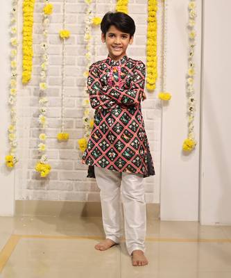 Dark Green Patola Print Kurta with ablawork collar 1