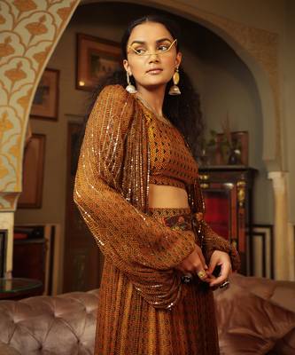 Dilruba Trevron Dhaani  Balloon Sleeve Crop Top With Broad Belt Skirt 7
