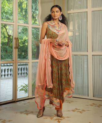Dilruba Bageecha Ruched Anarkali Bejewelled Gotapatti Neckline  4