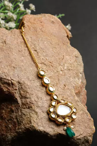 Kundan Maang Tikka