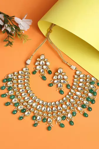 Kundan Neckpiece with Earrings