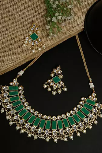 Kundan Neckpiece with Earrings