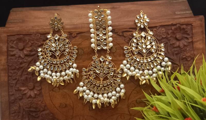 White maang-tikka with Earrings in Very Light Weight Kundan for Wedding