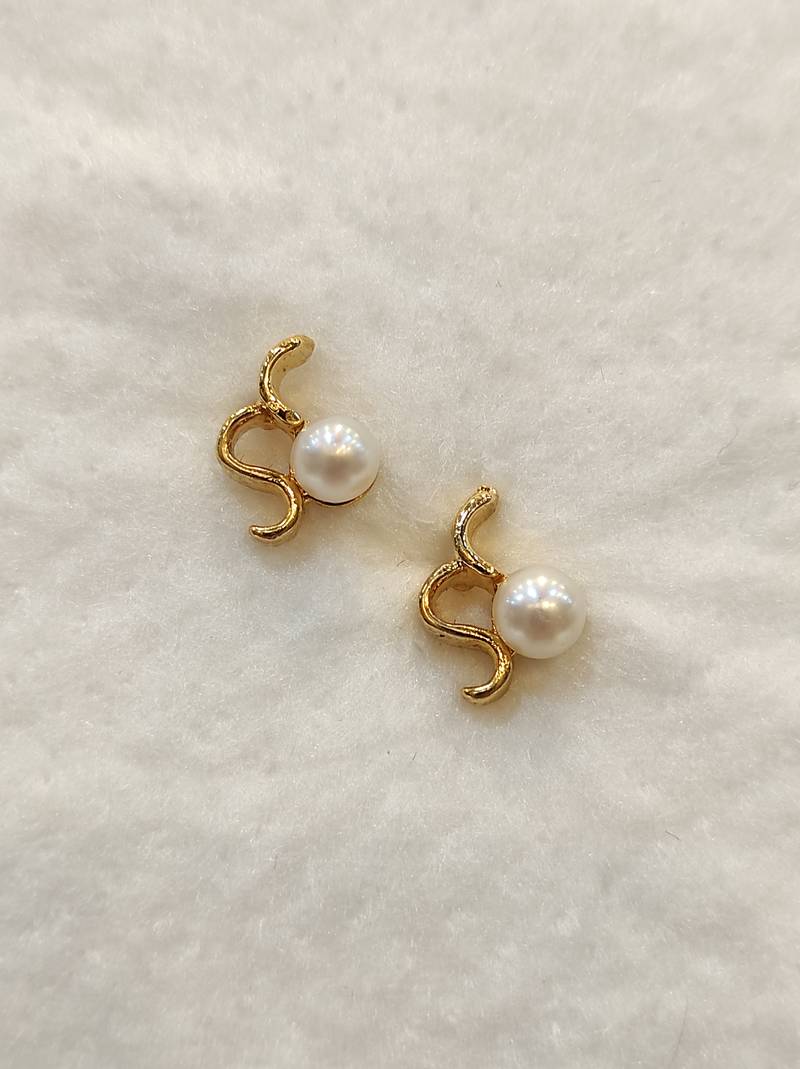 White pearl earrings