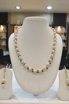 White pearl necklace-sets