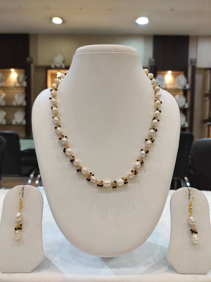 White pearl necklace-sets