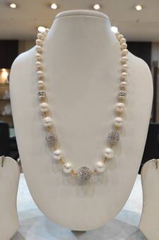 White pearl necklace-sets