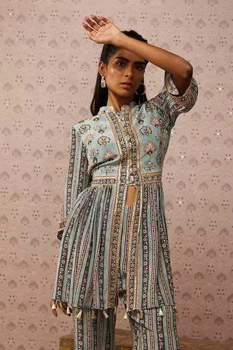 Sarouk Embroidered Kurta Set