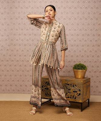 Sarouk Embroidered Kurta Set 1