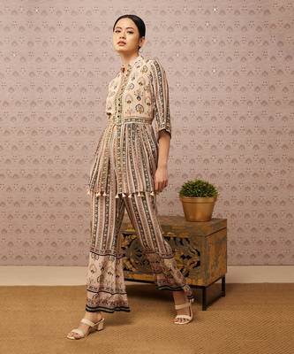 Sarouk Embroidered Kurta Set 2