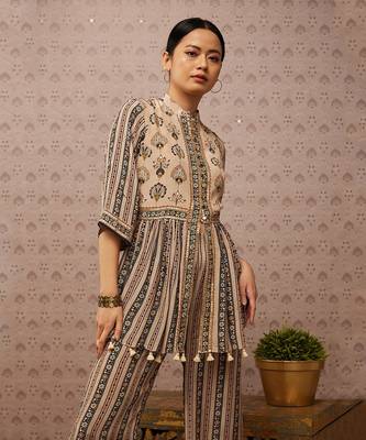 Sarouk Embroidered Kurta Set 4