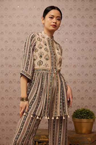 Sarouk Embroidered Kurta Set