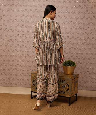 Sarouk Embroidered Kurta Set 5