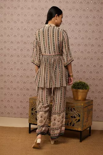 Sarouk Embroidered Kurta Set