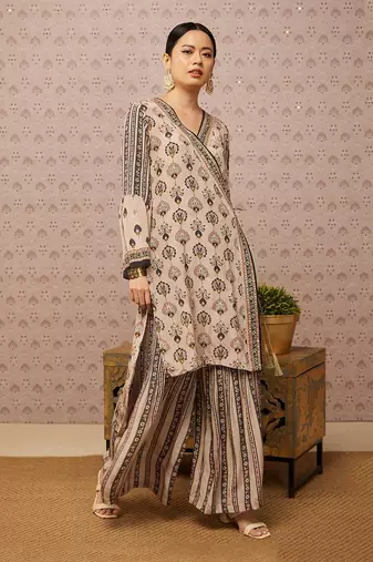 Sarouk Embroidered Angarkha Set