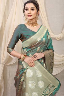 Green Woven silk blend Saree With Blouse 3