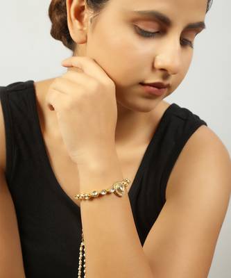 Handcrafted Gold Kundan bracelet with pearls 1