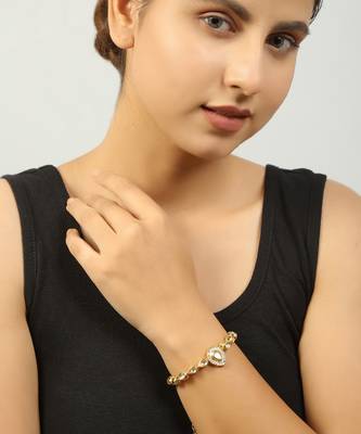 Handcrafted Gold Kundan bracelet with pearls 2