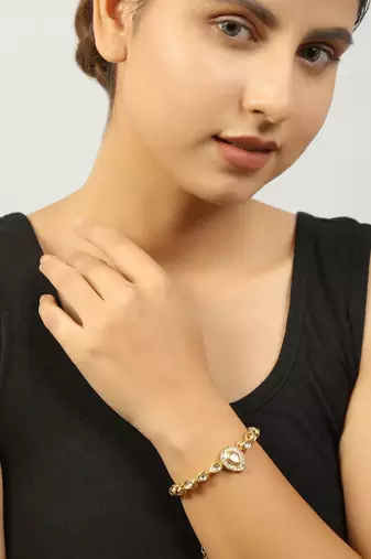 Handcrafted Gold Kundan bracelet with pearls