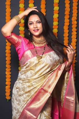 Cream woven kanchipuram silk blend saree with blouse 4
